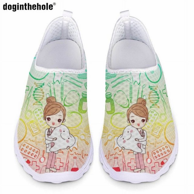 Doginthehole - Zapatos planos informales con diseño de enfermera y dibujos animados de colores degradados para mujer, mocasines de malla transpirables de verano, cómodos zapatos de enfermera
