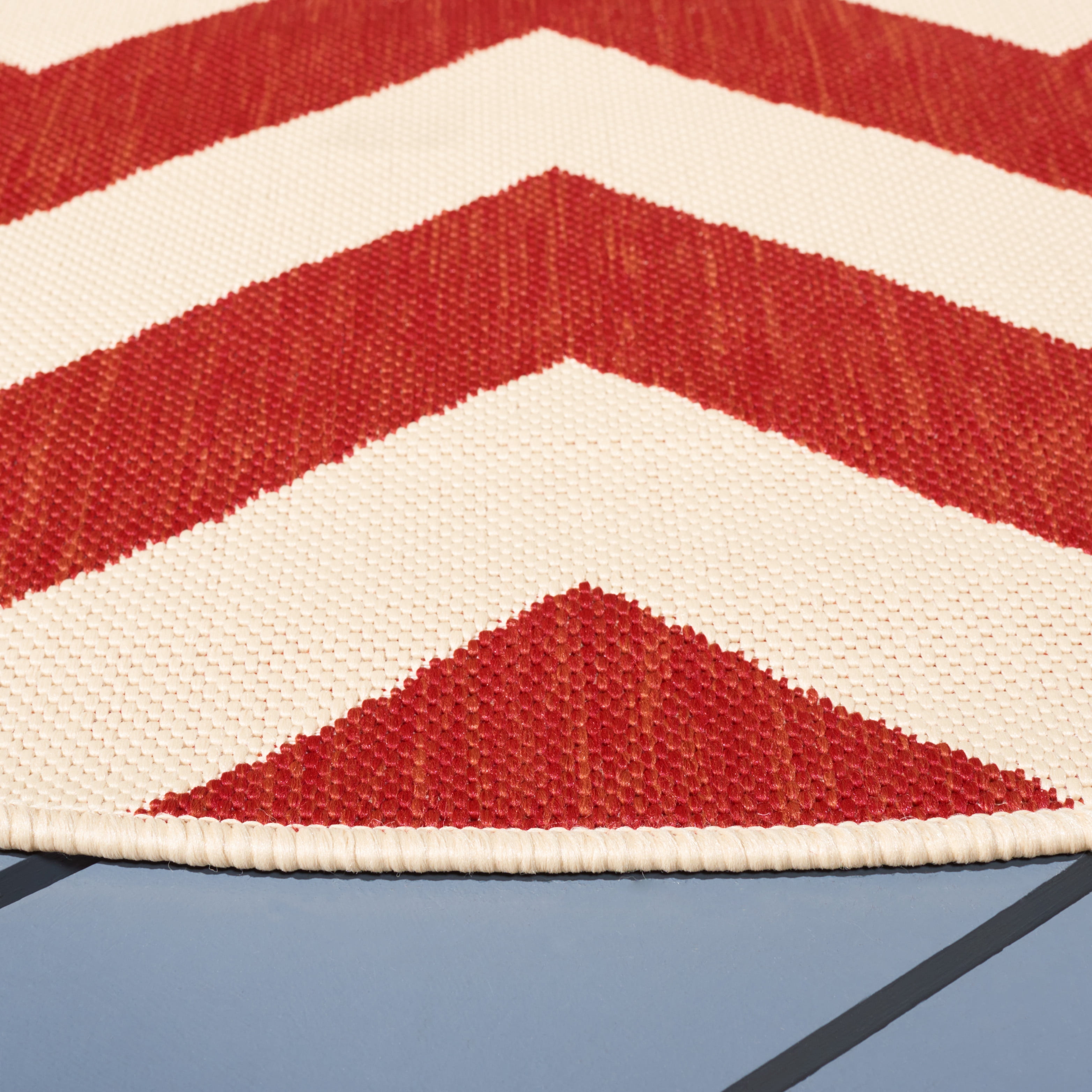 Safavieh Courtyard Bailey Chevron Indoor/Outdoor Area Rug, Red, 7'10" x 7'10" Round