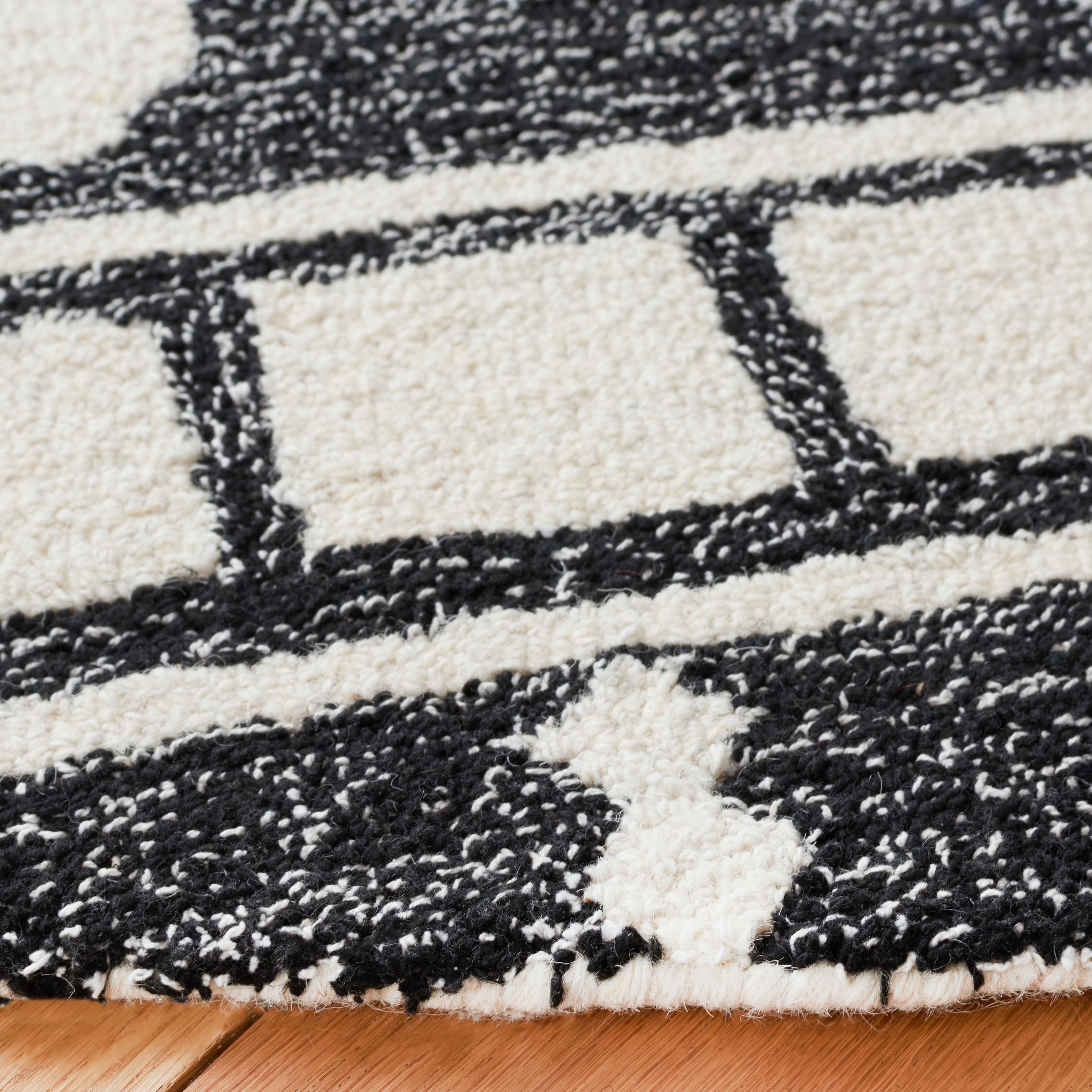 SAFAVIEH Capri Roger Southwestern Area Rug, Black/Ivory, 6' x 6' Round
