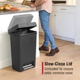 thumbnail image 4 of Bote de basura Rubbermaid Step-On de 46.9 litros con tapa negra para el hogar, 4 of 7