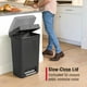 thumbnail image 4 of Bote de basura Rubbermaid Step-On de 46.9 litros con tapa negra para el hogar, 4 of 7