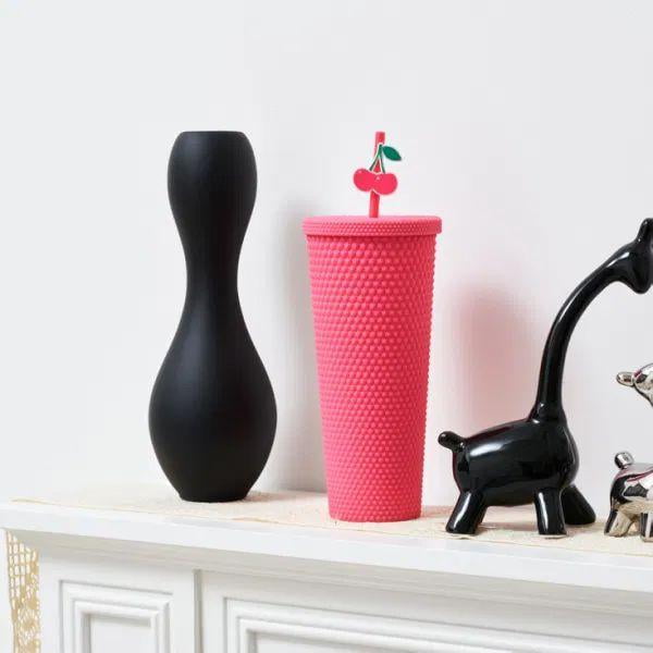 Vidrio con incrustaciones completas. Vidrio con incrustaciones de color negro mate con tapa y pajita. Vidrio de viaje con aislamiento de doble pared repetible. Vaso de plástico acrílico de color