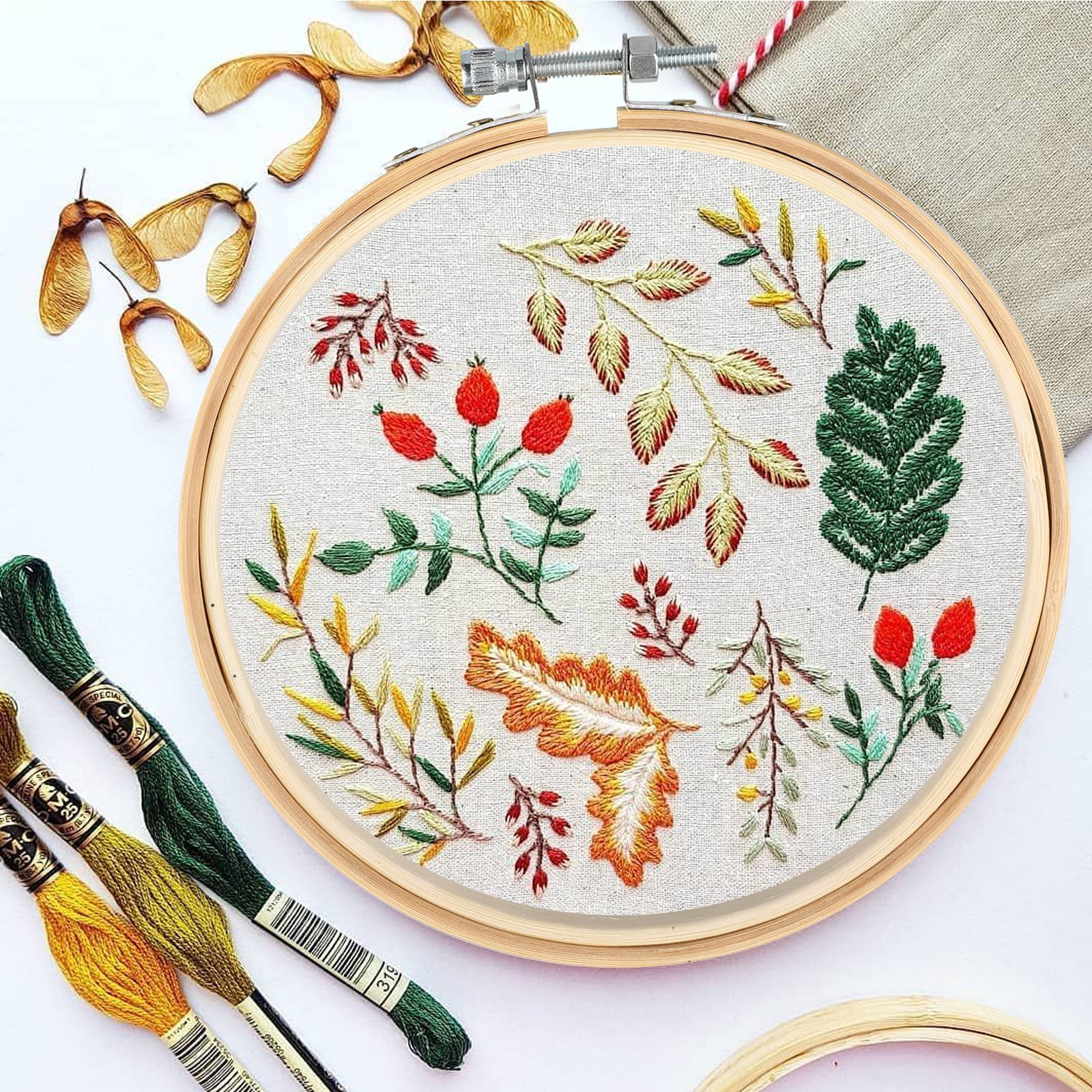 10Pcs 0.98 Inch Embroidery Hoops Bamboo Circle Cross Stitch Hoop Ring for  Embroidery and Cross Stitch, Mini Embroidery Hoop Perfect to DIY Christmas  Decoration 