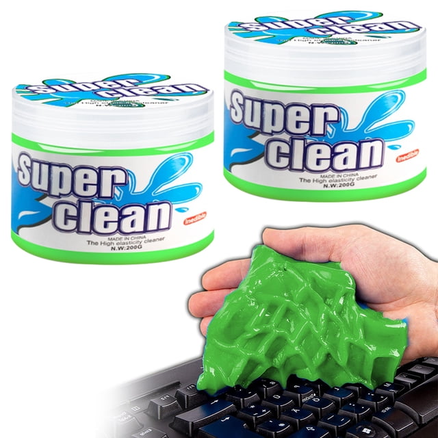 2 piezas de lodo limpiador de polvo Levamdar verde, dos envases con etiqueta 'Super Clean' y lodo pegajoso en mano presionando entre teclas de teclado para retirar polvo de ranuras y ventilas; material flexible adecuado también para limpiar aberturas estrechas en coche o impresora.