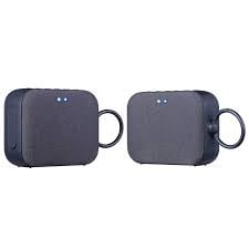 bocina lg xboom go p2 (paquete de 2 lg xboom go p2) par de bocinas Bluetooth negras, vista frontal 3/4 centrada; diseño rectangular compacto con rejilla textil frontal, anilla lateral para transporte e indicador LED azul superior; visible puerto USB-C y botones laterales; especificaciones clave: 3W por unidad, batería 3,7V 730mAh hasta 5 horas, IPX5 resistente a salpicaduras, modo juego dual y multipunto, entrada auxiliar 3.5 mm. Ideal como altavoz portátil para viajes y reuniones pequeñas.