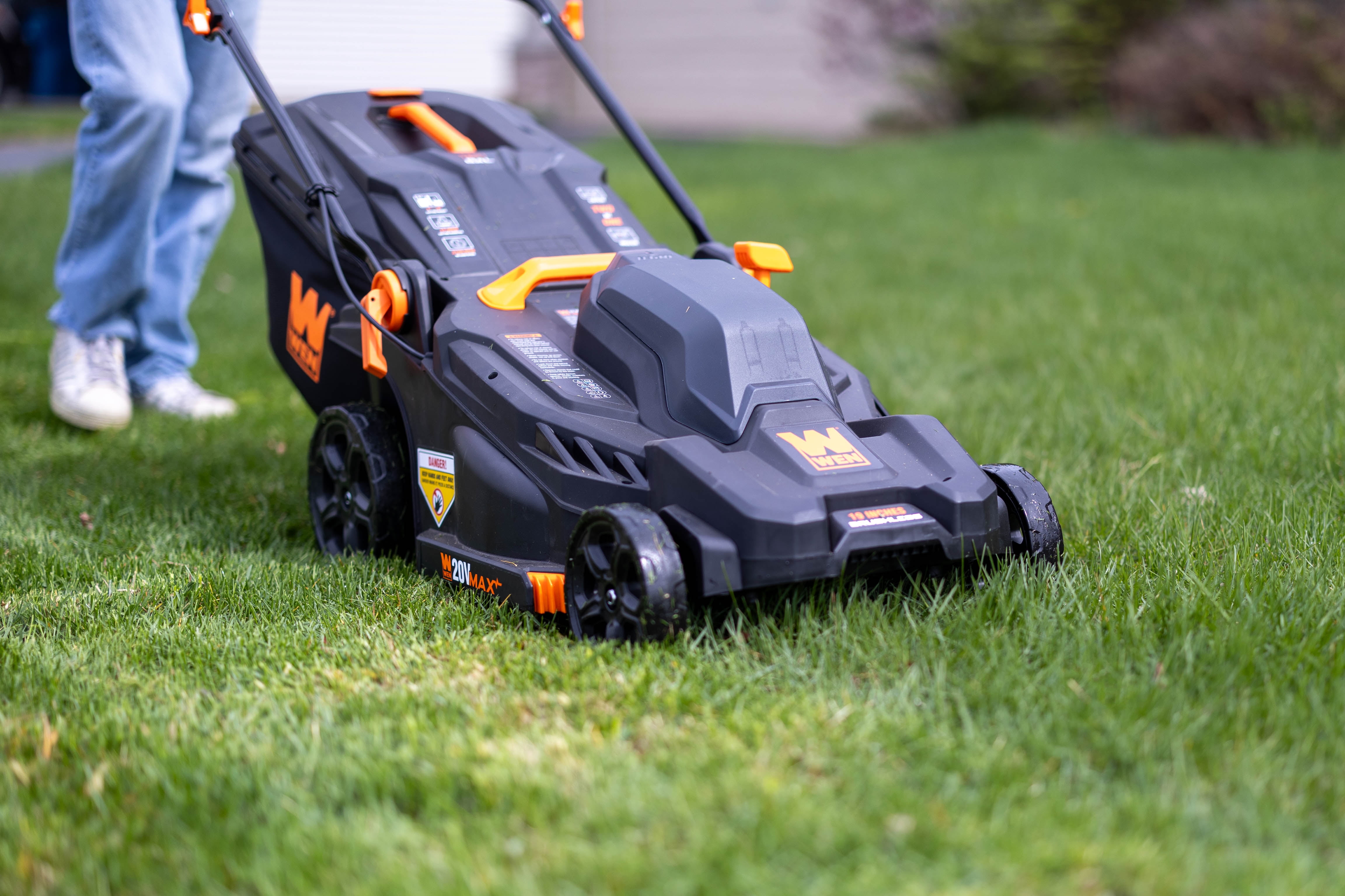 WEN 20V Max 2-in-1 19-Inch Cordless Brushless Lawn Mower and Mulcher with Two 5Ah Batteries and Dual Port Charger