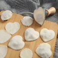 thumbnail image 5 of Heart-shapedSellos cortadores de raviolis con molde en forma de corazón con mango de madera y borde estriado Prensa de pasta Cortador de pasta para uso doméstico y de cocina - 2,4", 5 of 5