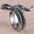 thumbnail image 1 of Anillo de serpiente gótico Vevor para hombres y mujeres ajustable negro exagerado, 1 of 3