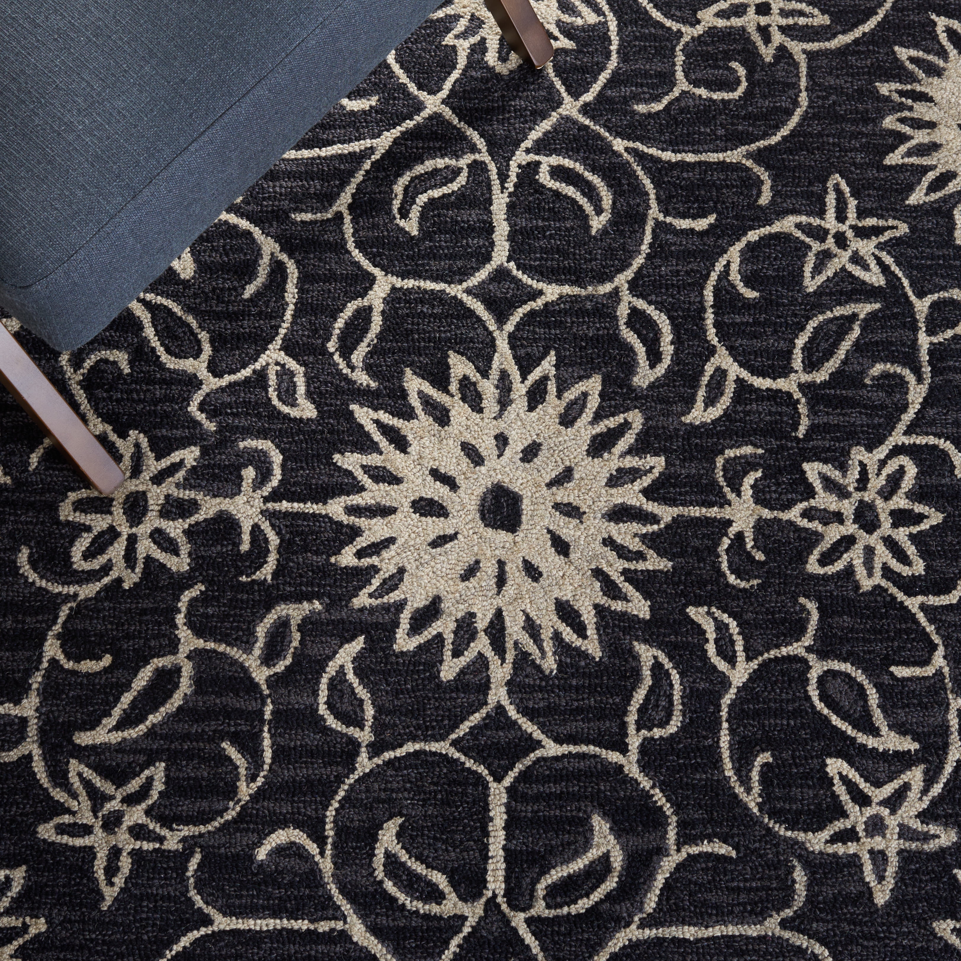 SAFAVIEH Jardin Wilson Floral Wool Area Rug, Black/Ivory, 5' x 8'