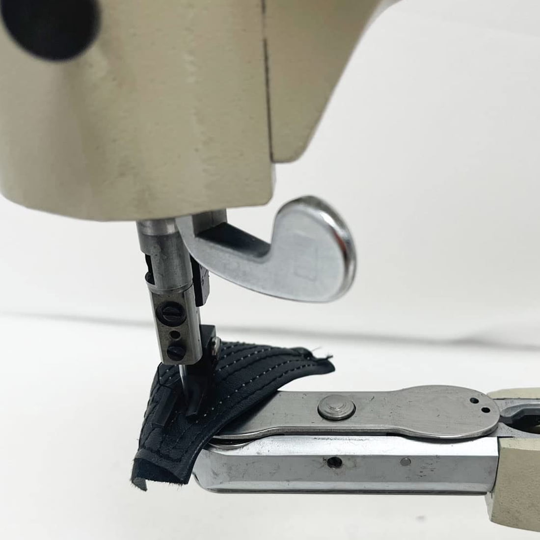 INTBUYING Leather Sewing Machine Industrial Leather Shoes Repair Machine for Leather Stitching