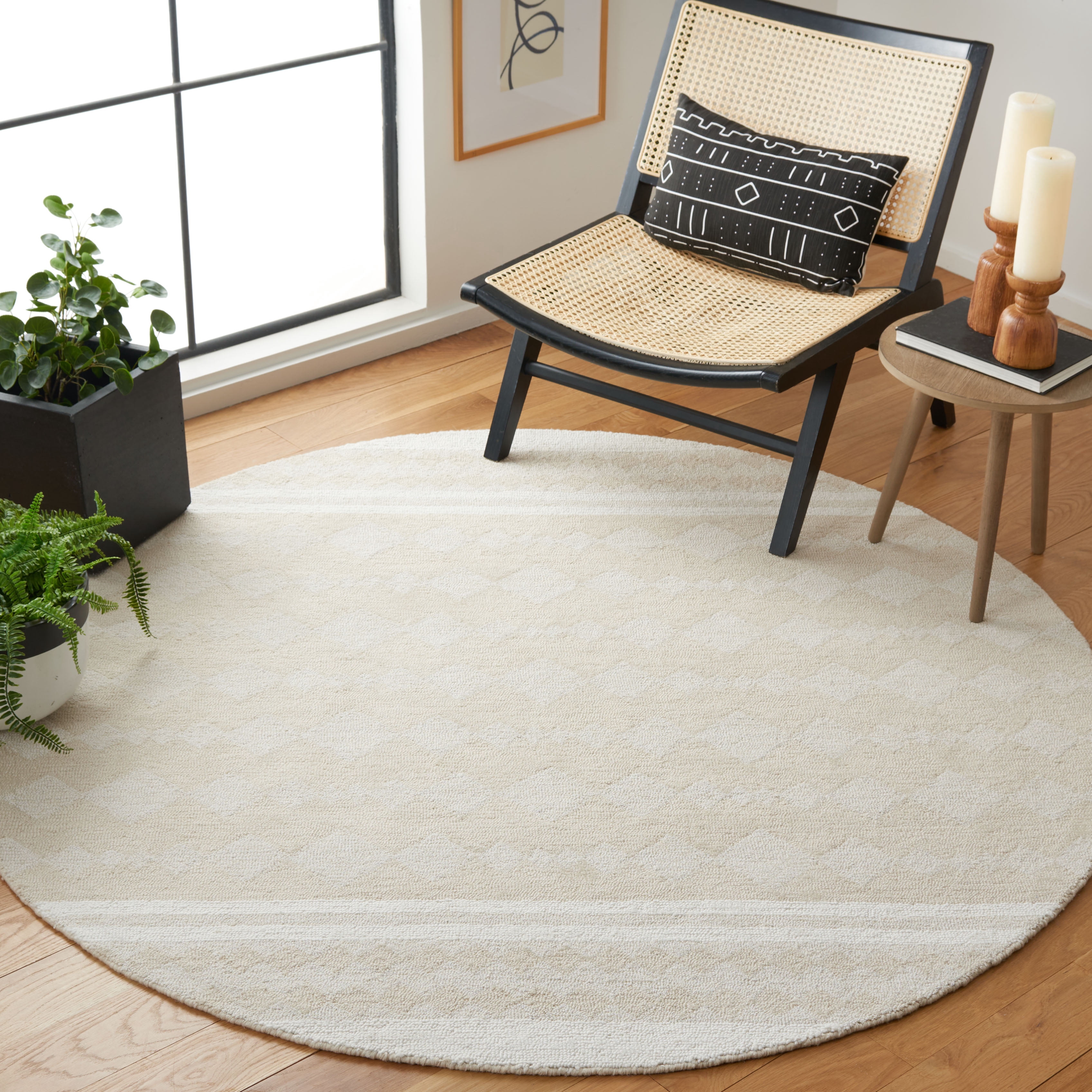 SAFAVIEH Capri Becky Distressed Area Rug, Ivory/Beige, 6' x 6' Round