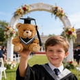 thumbnail image 4 of Muñeco de peluche de graduación con toga y birrete – Juguete de peluche conmemorativo de la ceremonia para estudiantes universitarios, compañeros de clase o amigos – Tejido suave al tacto, detalle, 4 of 6