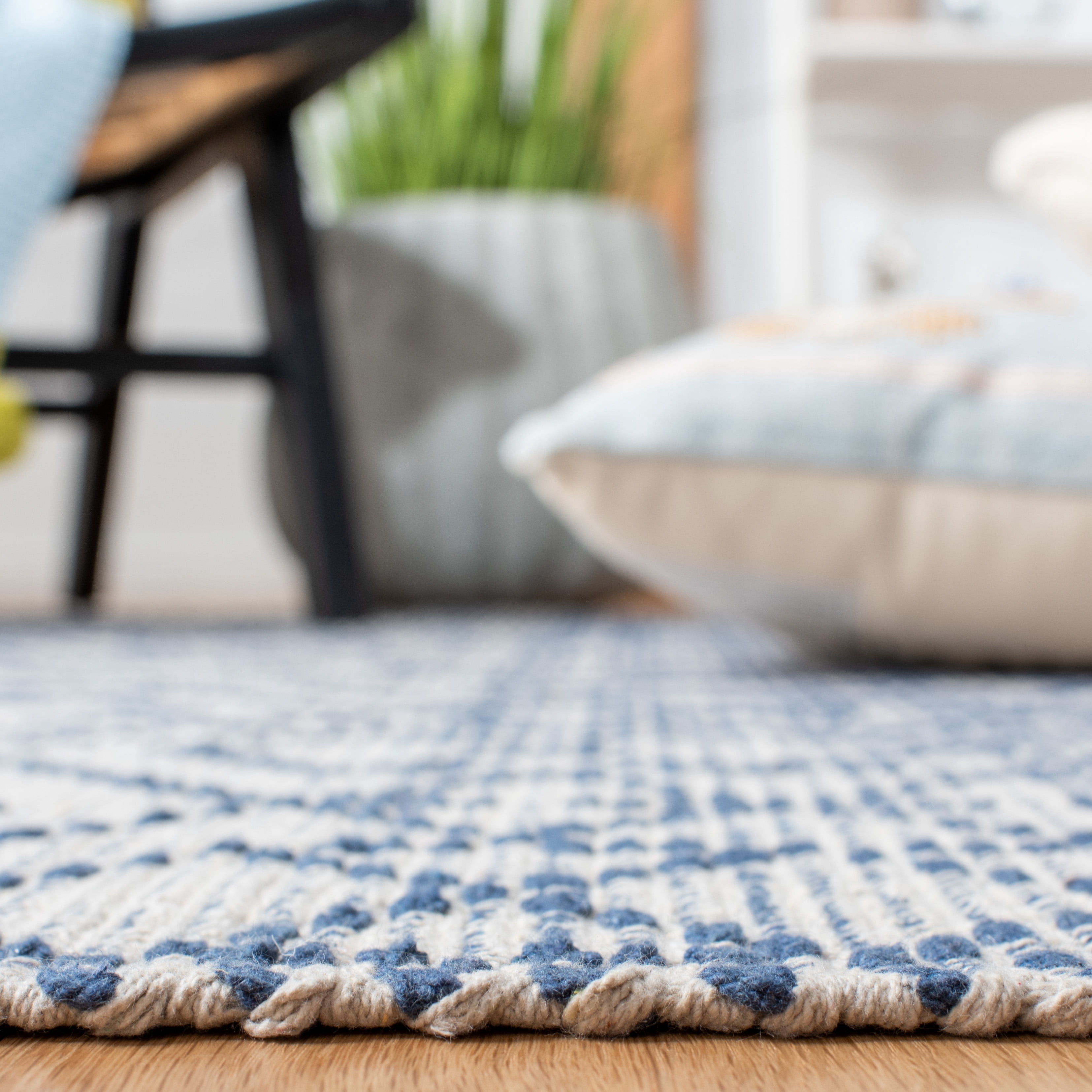 SAFAVIEH Montauk Lars Geometric Cotton Area Rug, Navy/Beige, 4' x 6'