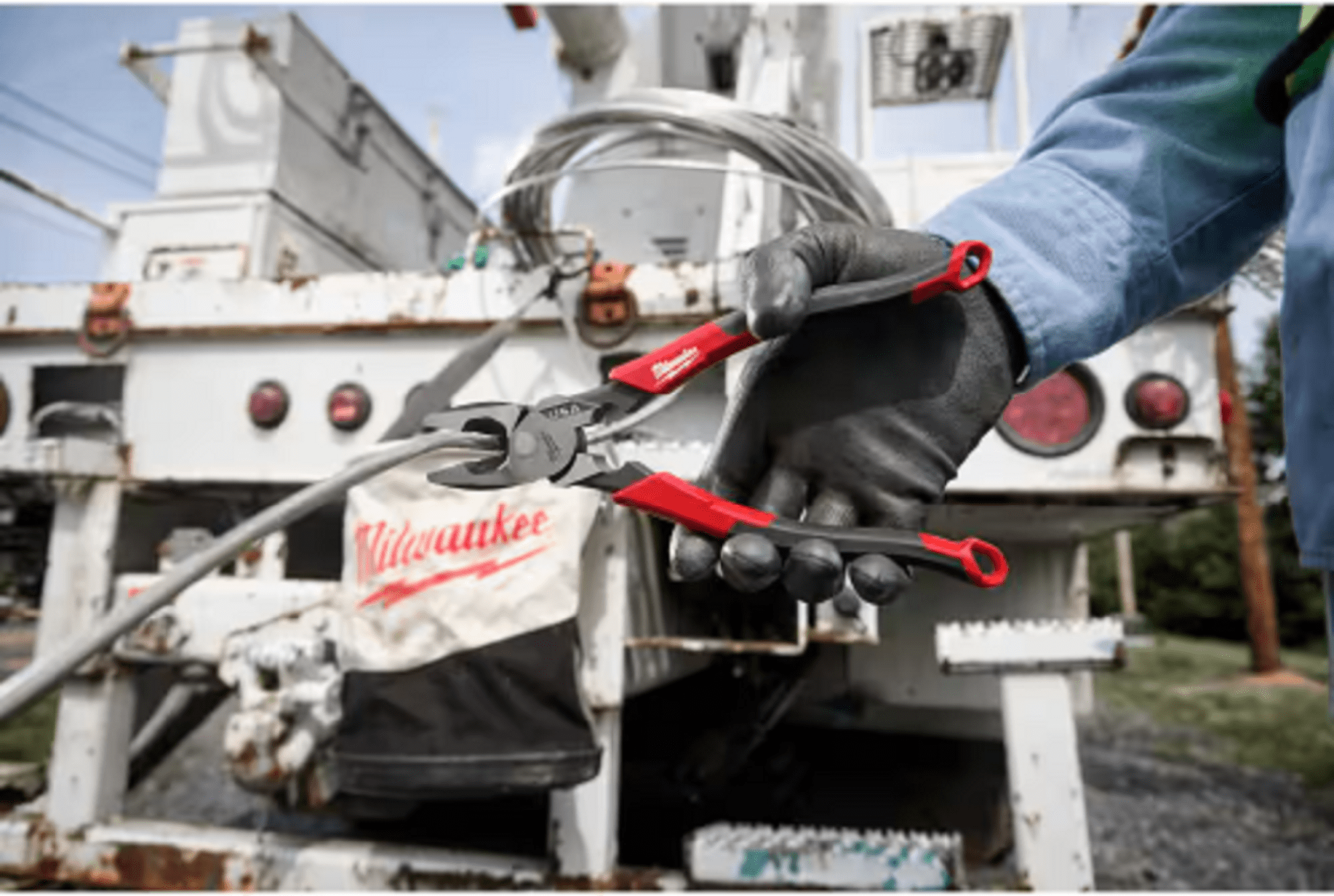 Milwaukee MT550T 9 in. Lineman's Pliers with Thread Cleaner / Fish Tape Puller and Comfort Grip