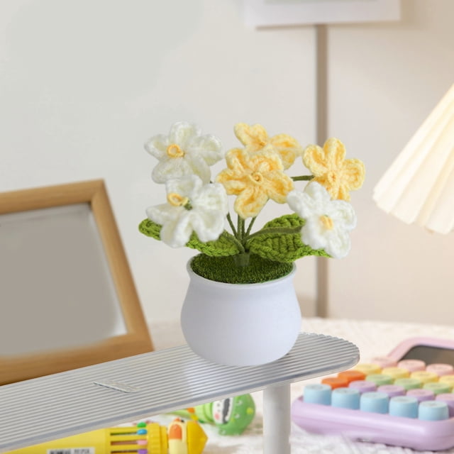 Plantas en maceta de ganchillo - Flores tejidas a mano para decoración de escritorios en casa y oficina - Flores artificiales amarillas y azules - 4,33x3,94x3,94 pulgadas