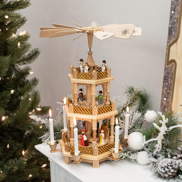 Piramide di natale davanti al castello immagini e fotografie stock ad