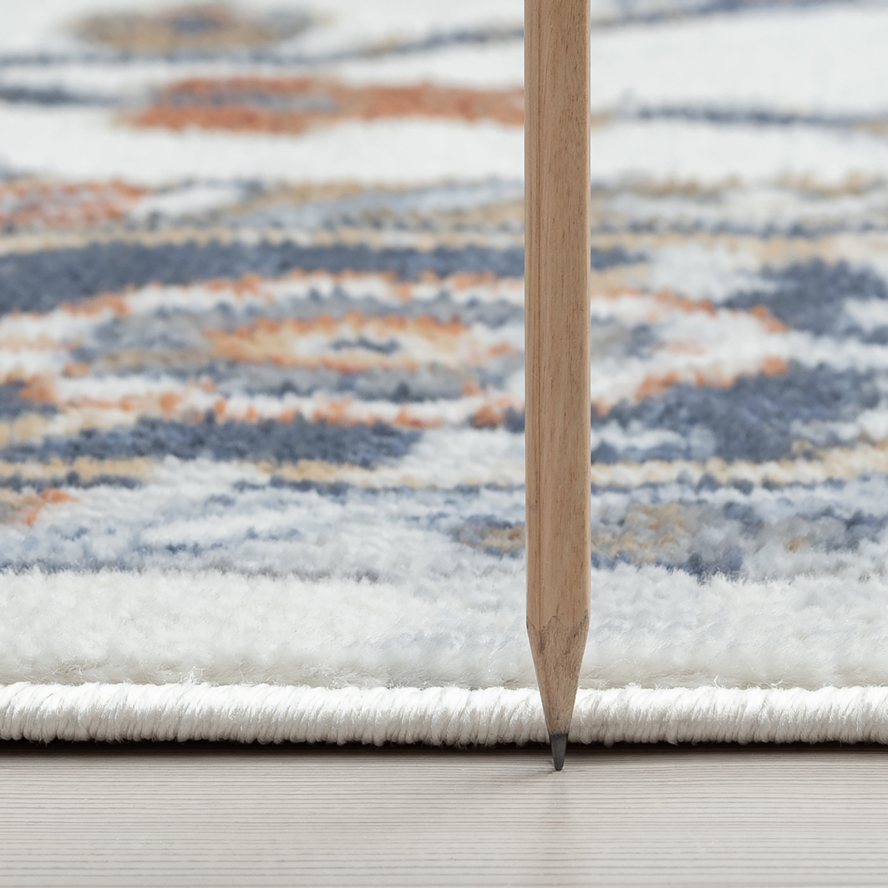 Allure Traditional 5' x 7' Cream and Navy Polypropylene Indoor Area Rug