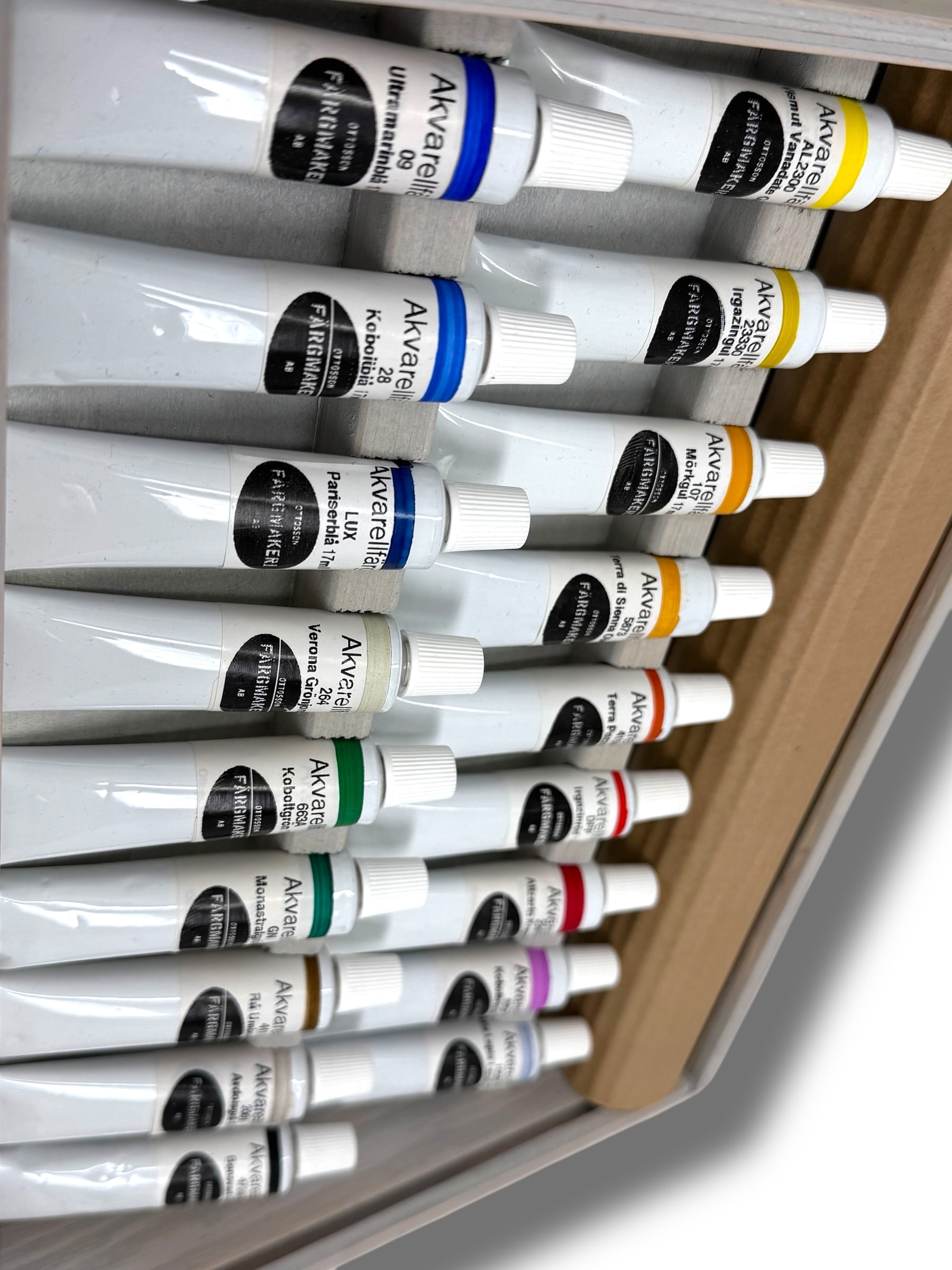 Ottosson - Water Color Artist Paint Set - 18 Colors w/ Wooden Box