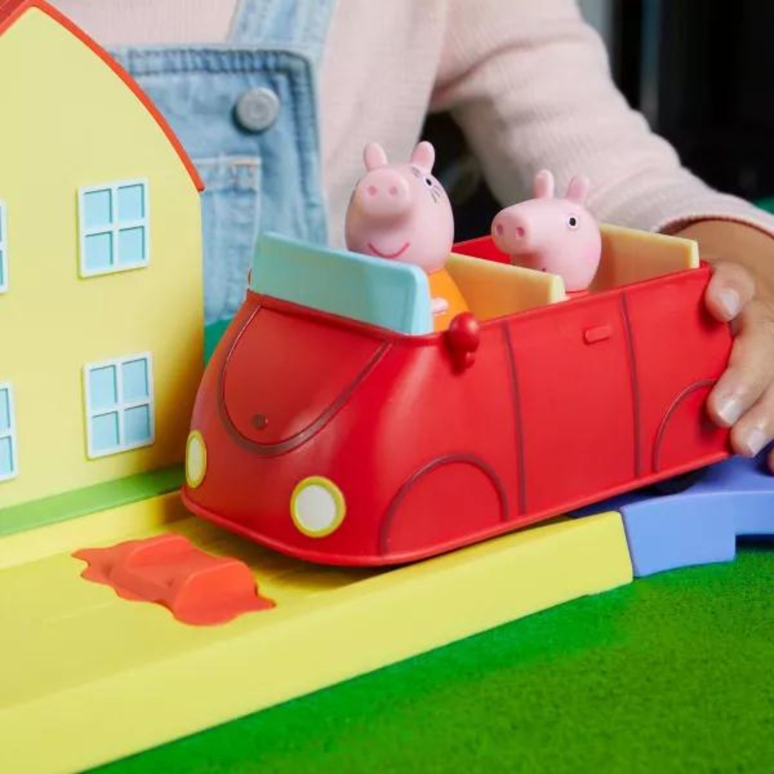Peppa Pig All Around Peppa's Town Set with Adjustable Track Aged 3+