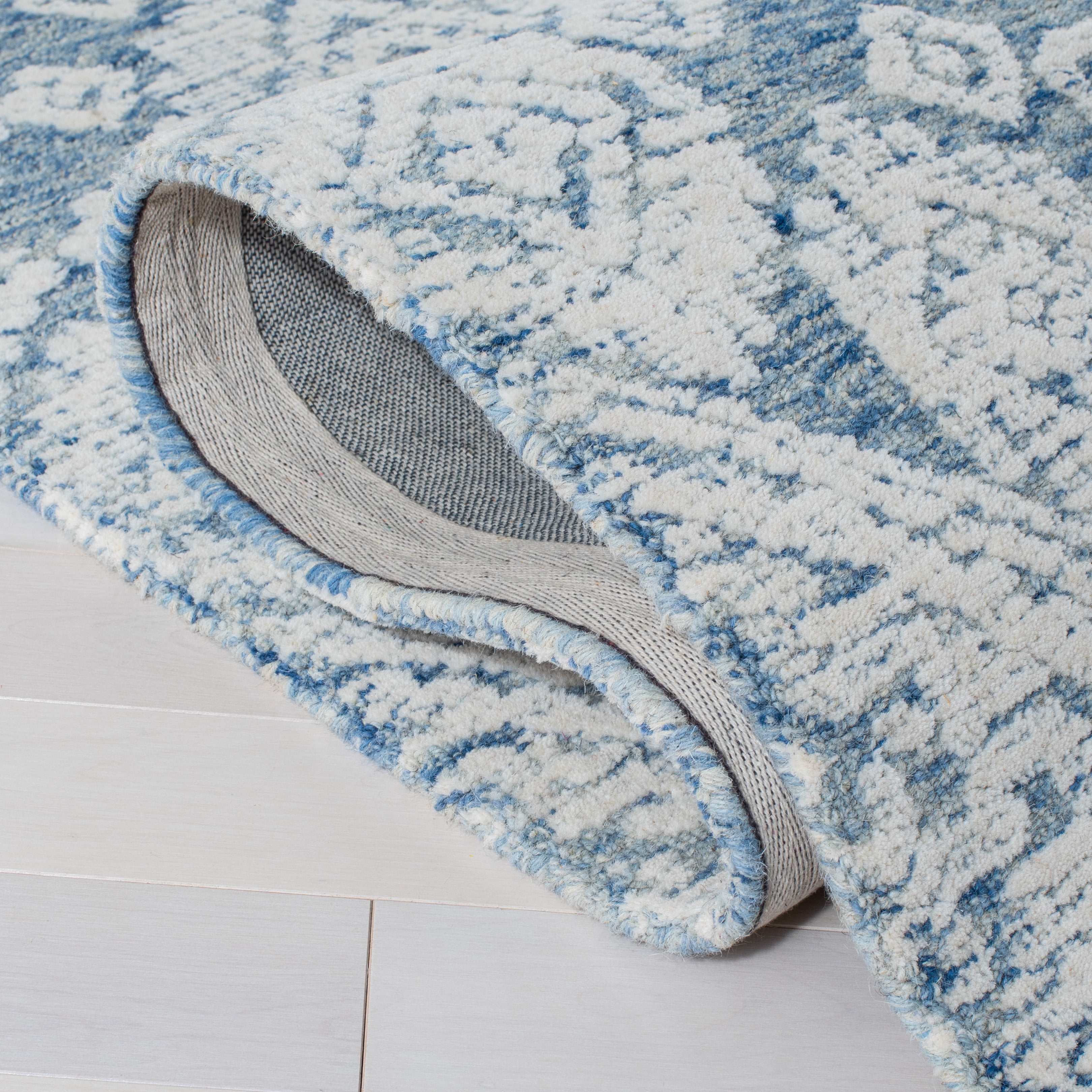 SAFAVIEH Metro Riley Medallion Area Rug, Blue/Ivory, 6' x 6' Square