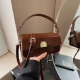 thumbnail image 2 of Bolso de diseño de nicho de alta gama para mujer, nuevo bolso de hombro versátil retro de un solo hombro, bolso baguette de moda para mujer 2025, 2 of 5
