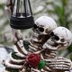 thumbnail image 3 of Estatua Calavera Terror Solar Halloween Con Escultura Esqueleto Rosa Resina Linterna, 3 of 5
