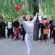 thumbnail image 2 of Doble Cabeza Sacudiendo Rod Diabolo Niños Estudiantes y los Ancianos Al Aire Libre Fitness Sensorial Equipo de Entrenamiento Rojo, 2 of 5