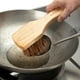 thumbnail image 4 of Set de limpieza para wok Cuisinart con cepillo Palmyra y dispensador de agua, 4 of 4