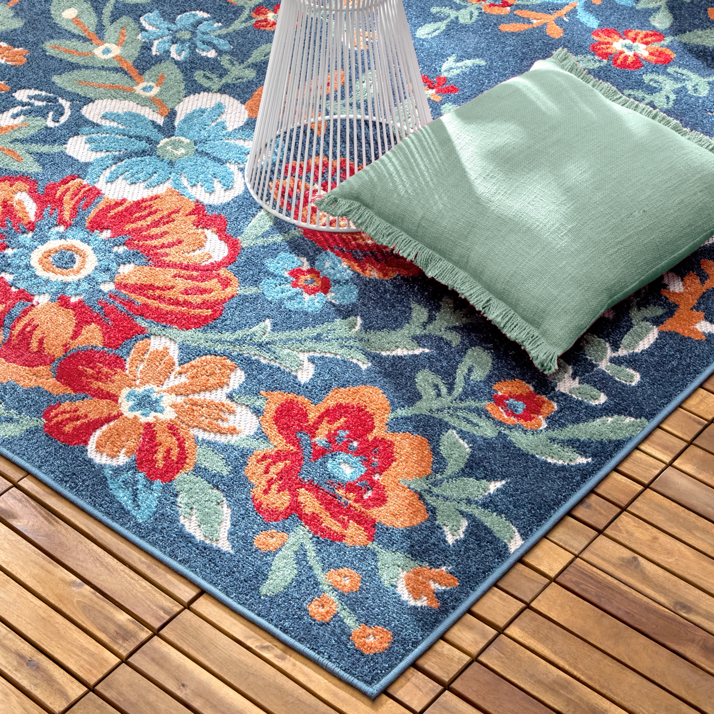 TOWN & COUNTRY EVERYDAY Hibiscus Bloom Modern Floral Indoor Outdoor Area Rug, UV Fade Resistant, High-Low Pile, Blue/Red/Beige, 7'10"x10'2"