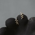 thumbnail image 2 of Pendientes de hoja de rama con placa bañada en plata de ley S925, pendientes pequeños de estilo japonés y coreano con temperamento en forma de rama de hoja, 2 of 4