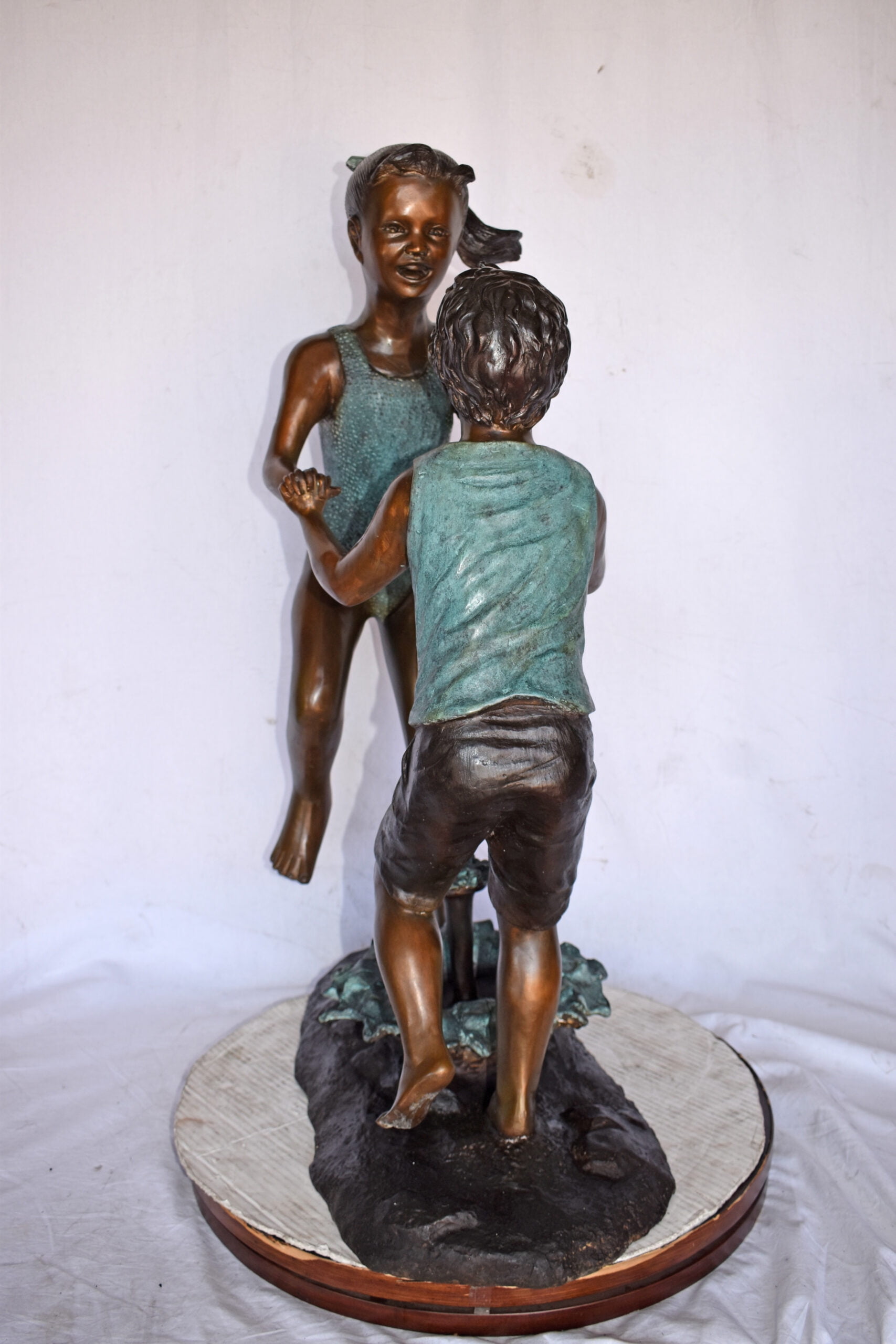 Nifao Outdoor Fountain Statue Bronze Boy and Girl Dancing Garden Patio Water Feature – Outdoor Garden Decor Sculpture, 28"L x 13"W x 38"H