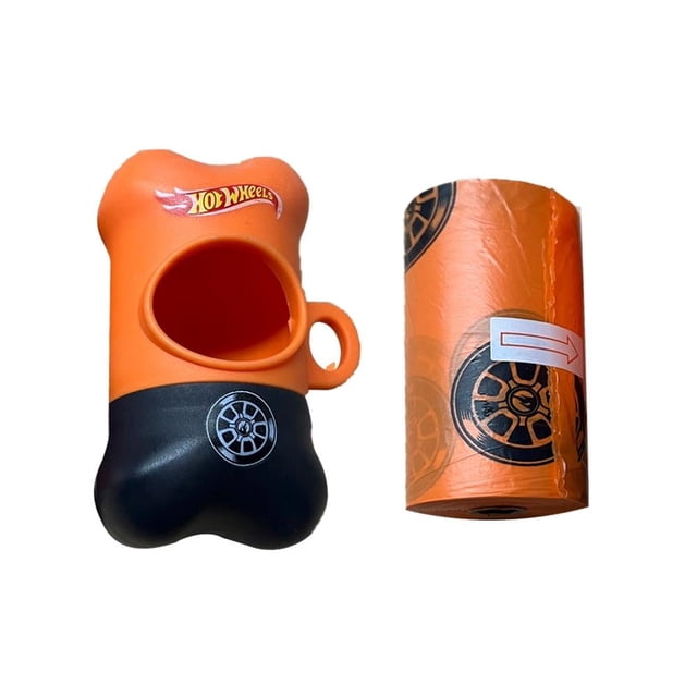 Dispensador de bolsas para residuos de mascota Hot Wheels en color anaranjado con diseño en forma de hueso y base negra, incluye 5 rollos con 20 bolsas cada uno impresas con llantas, portátil y fácil de usar, también adecuado para guardar bolsas adicionales durante paseos.