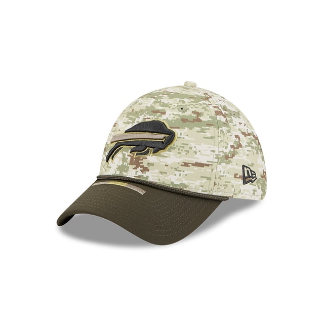 gorra new era 3930 sts 25 nfl bills multicolor Salute To Service estilo 39THIRTY elástico, frente con patrón pixelado tipo camuflaje en tonos arena, visera curva verde oliva con pespunte, logotipo de los Bills bordado en negro y dorado al frente, parche de la bandera estadounidense en el lateral derecho y logo New Era bordado en el lado; adecuada para uso en deportes y a menudo utilizada como gorra de golf por su ajuste cómodo.