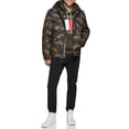 thumbnail image 1 of Chaqueta Tommy Hilfiger rellena de tejido blando con capucha y camuflaje, 1 of 3