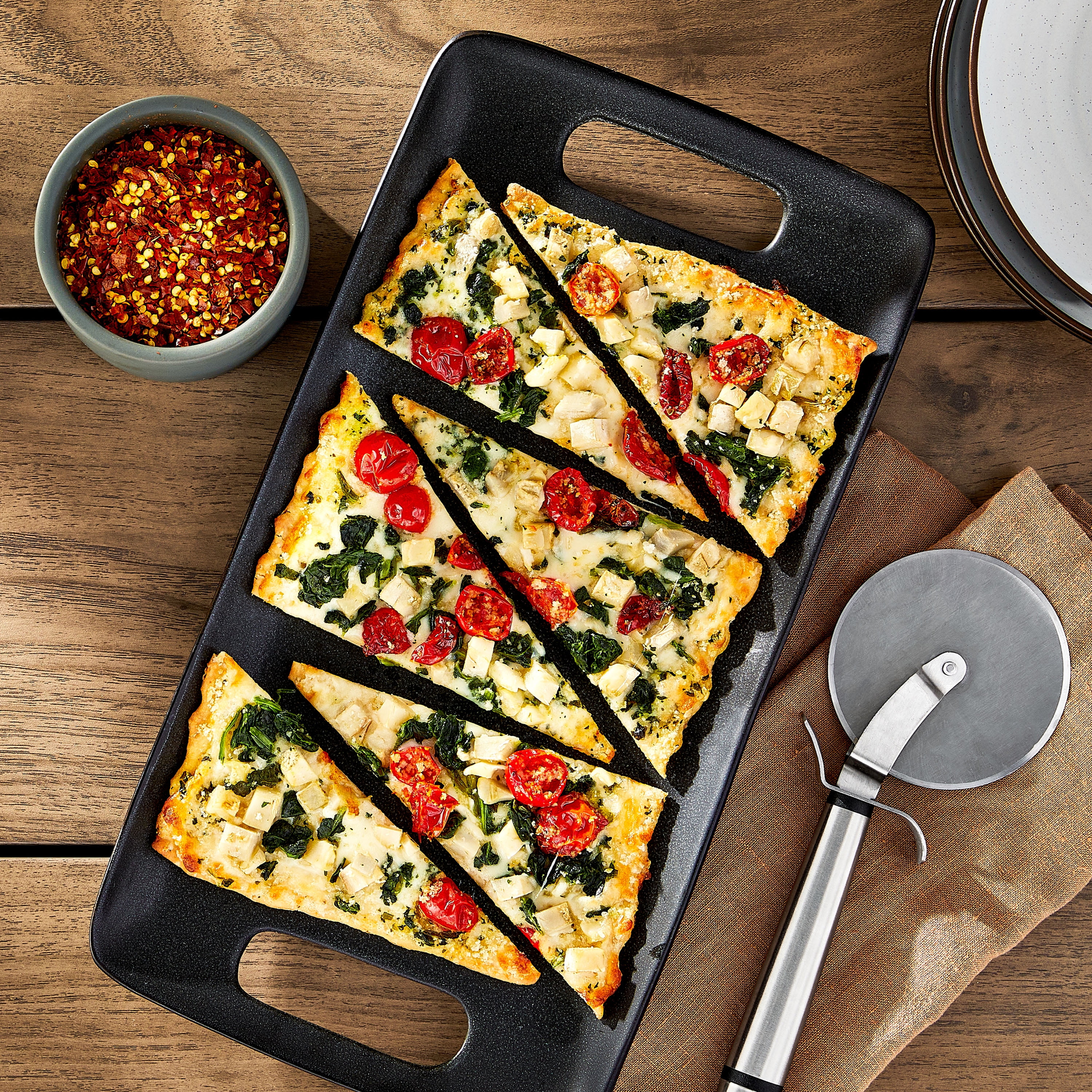Marketside Artichoke Spinach Tomato Flatbread Pizza, White Garlic Sauce, 11 oz (Fresh)