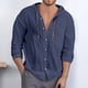 thumbnail image 2 of Camisa con capucha y botones de color liso para hombre: bolsillo en el pecho, corte holgado, tejido de poliéster, lavable a máquina, tallas S-XXXL, 2 of 4