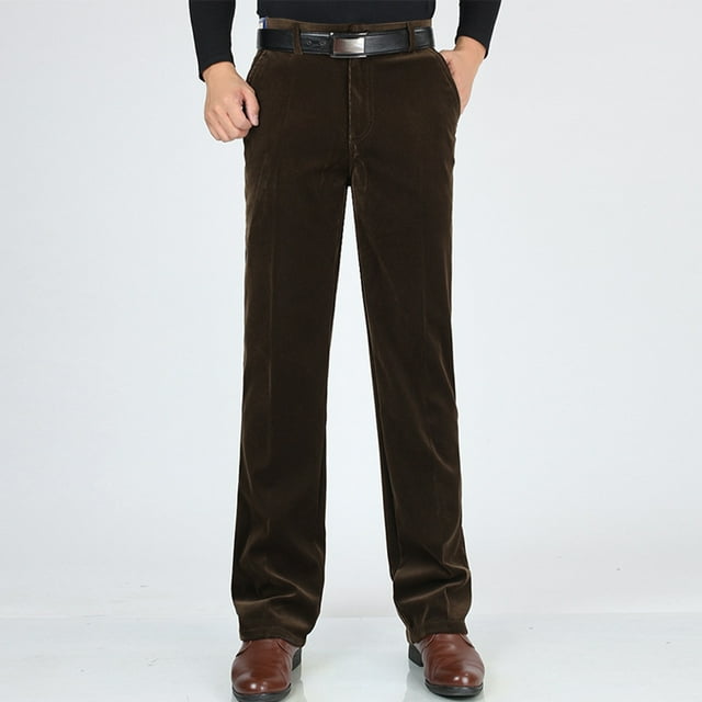 pantalones de pana rectos de color liso con bolsillo informal para hombre khaki — vista frontal a cuerpo entero; pantalón recto de pana khaki con pretina con cierre con botón y cordón ajustable, bolsillos laterales y trasero, textura acanalada de corduroy y abertura de pierna recta sobre fondo neutro; también son adecuados para viajes o descanso casual.