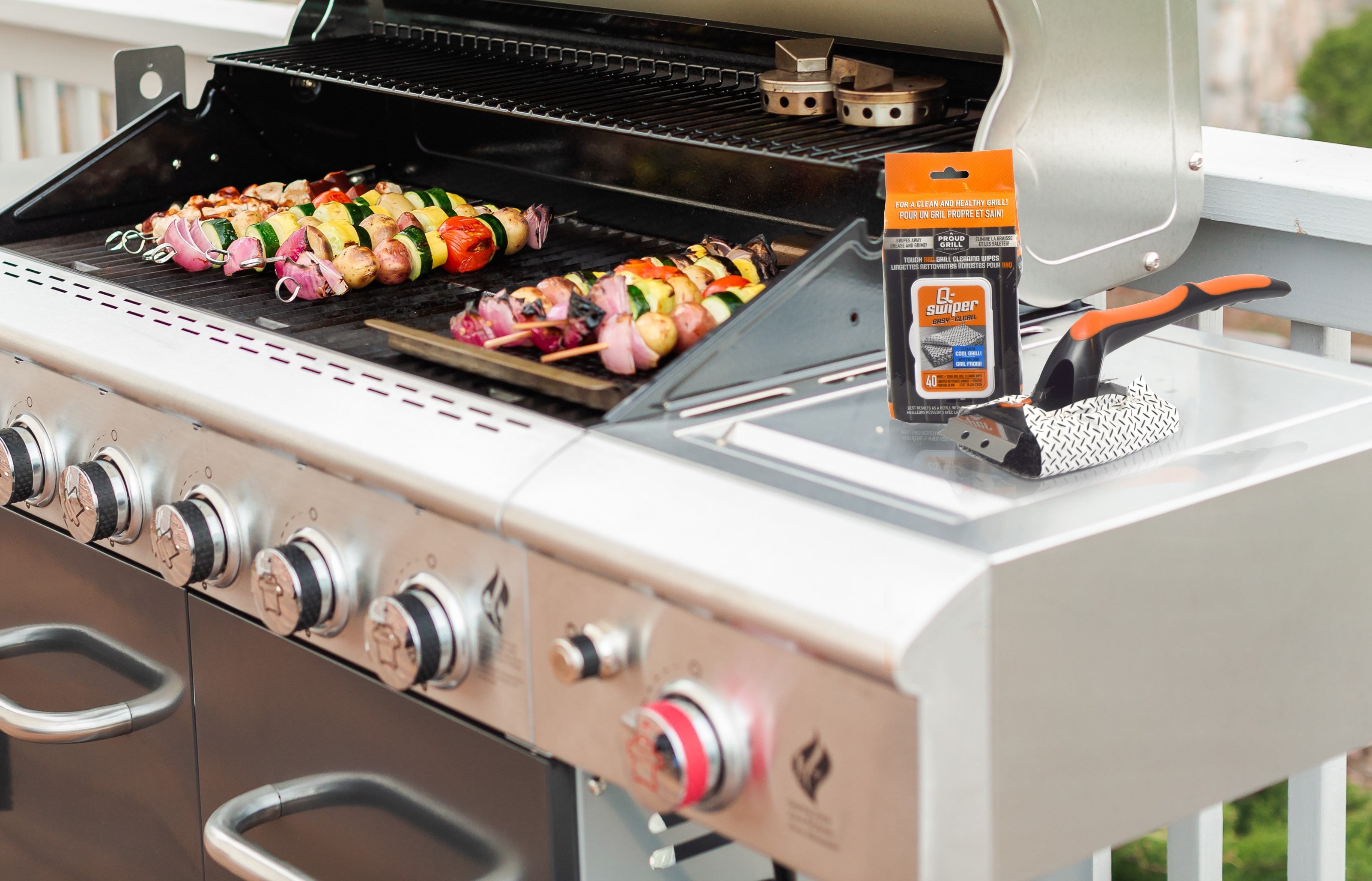 Q-Swiper XL Easy-Clean BBQ Grill Cleaner Set - 1 Long Grill Brush with Scraper and 40 BBQ Grill Cleaning Wipes | Bristle & Wire Free | Safe Way to Remove Grease & Grime for A Clean and Healthy Grill!