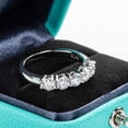 thumbnail image 3 of Anillo AnuClub con 5 piedras de moissanita, 1,5 quilates, color D, color VVS1, plateado, 3 of 9