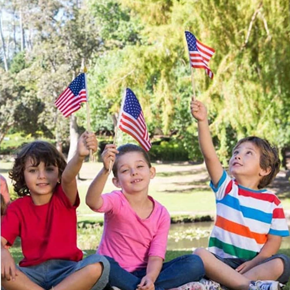 100 Pack 4x6 Inch Mini American Flags on Stick, Small US Flags for 4th of July, Memorial Day, Patriotic Outdoor Yard Decor