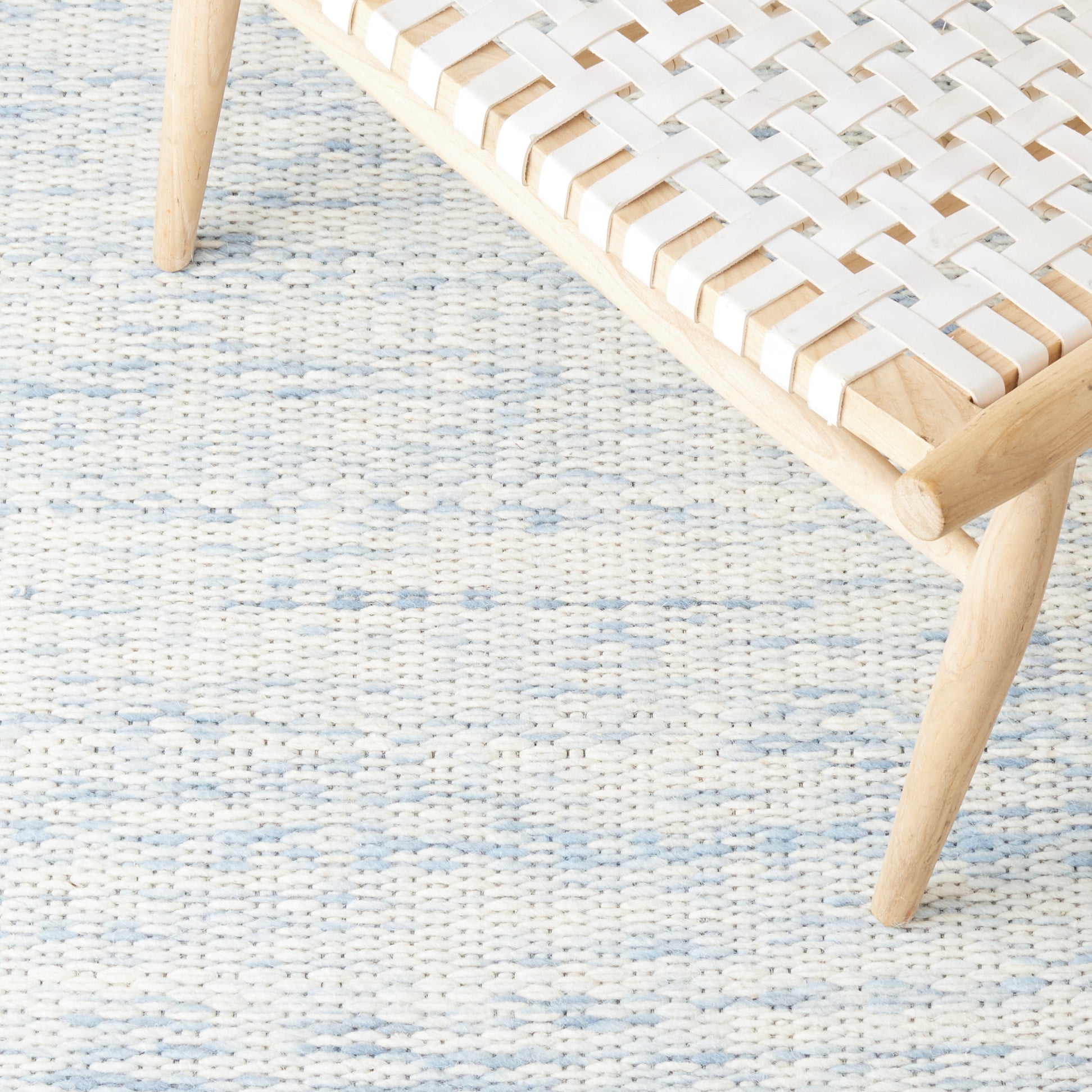 SAFAVIEH Marbella Taegan Distressed Area Rug, Blue/Ivory, 6' x 6' Round