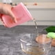 thumbnail image 4 of Juego de vasos medidores flexibles de silicona para resina epoxi, mantequilla, chocolate y más 2 tazas Derretir Revolver Exprimir y verter Apto para lavavajillas Marcas de medición estándar y métricas, 4 of 5