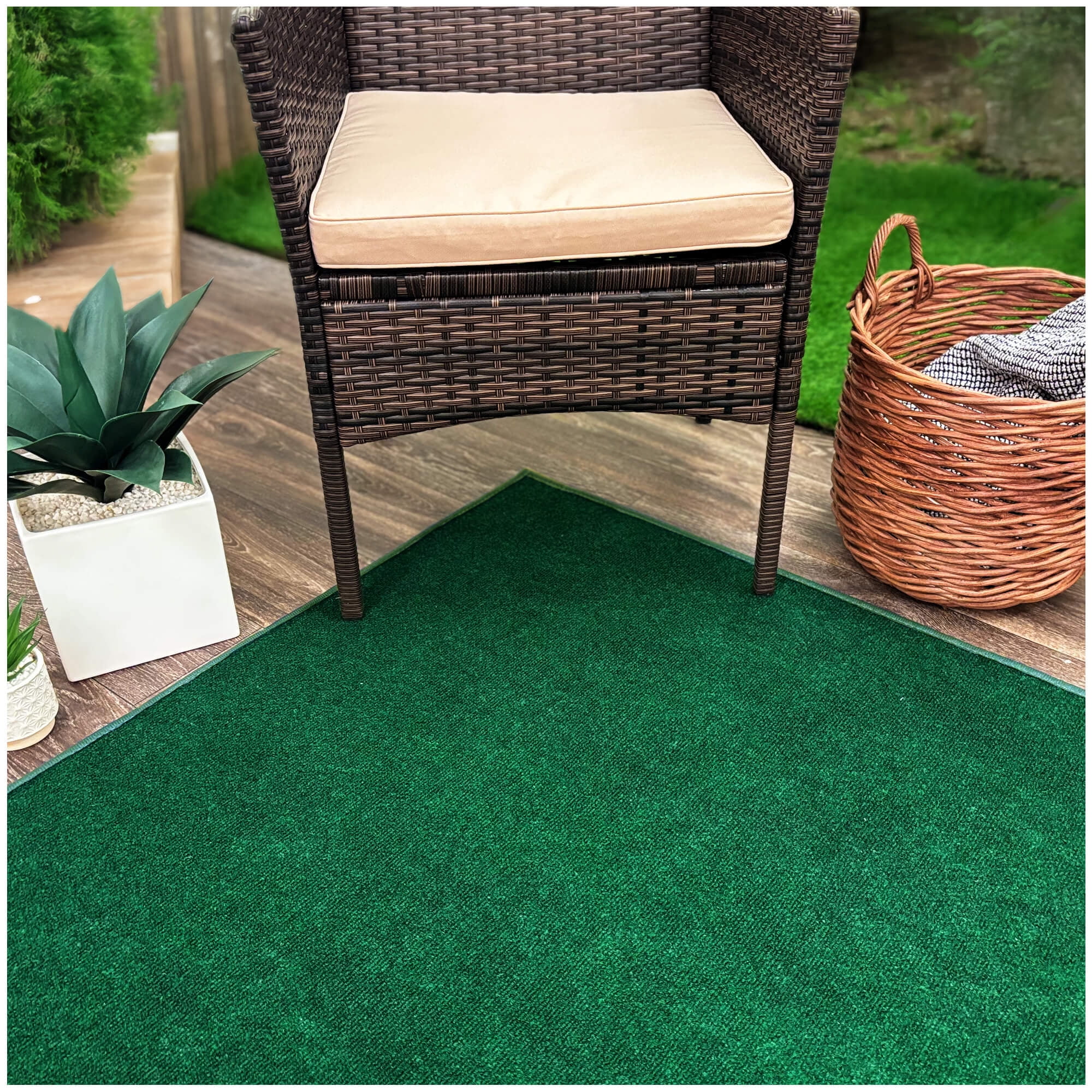 Koeckritz Rugs Emerald Green Indoor/Outdoor Area Rug, 7'x14', Lightweight & Durable