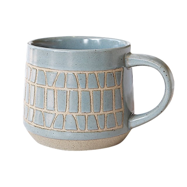 durable lavavajillas taza de café de cerámica Blanco HXUUAE, vista 3/4 frontal de taza ancha y baja con asa a la derecha; exterior esmaltado blanco-gris con patrón geométrico inciso en relieve y base sin esmaltar, interior esmaltado liso, apilable y pensada para uso diario.