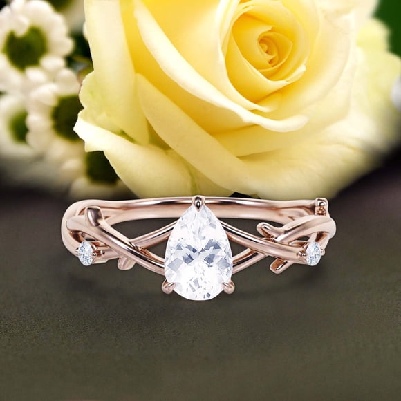 Bague de Fiançailles Unique Boho & hippie 1.10 Carat Coupe Poire Diamant Moissanite, Bague de Mariage, Bague Inspirée et Branche en Argent Sterling 925 avec Plaqué Or Rose 18k Cadeau pour Elle