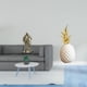 thumbnail image 2 of Escultura de piña con forma de caballero europeo. Figura decorativa creativa para la entrada, sala de estar, dormitorio, estantería, mesa o decoración, 2 of 8