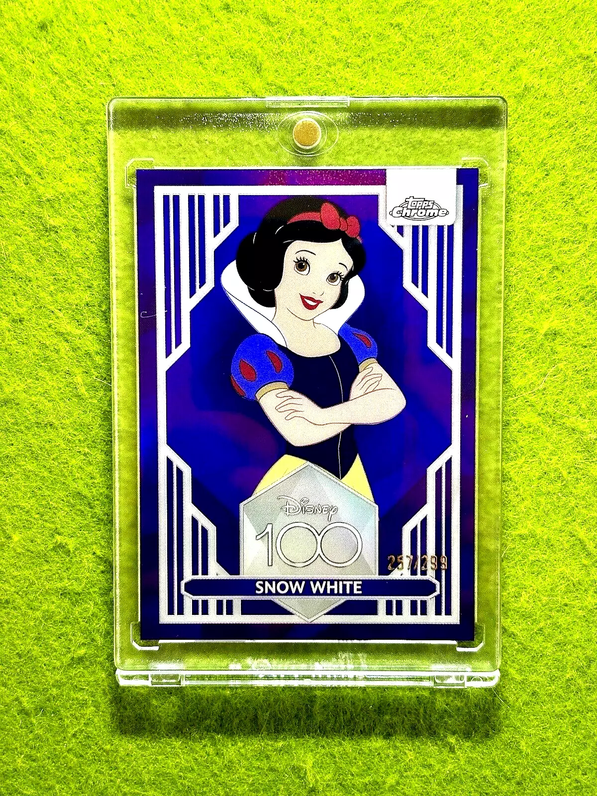 Snow White DISNEY 100 PINK REFRACTOR # /399 SP CARD 2023 Topps