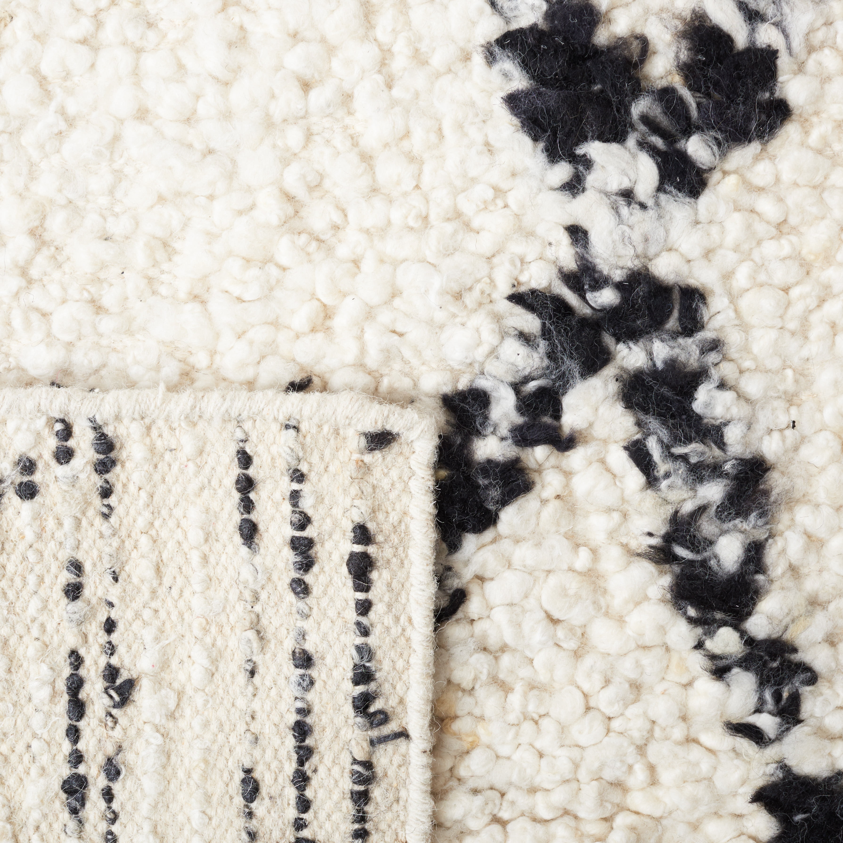 SAFAVIEH Manhattan Kayleah Diamond Area Rug, Ivory/Black, 8' x 10'