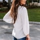 thumbnail image 4 of Blusa informal de color puro para mujer, color blanco XXL, corte holgado y puños ajustados, cuello en V y manga larga, 4 of 6