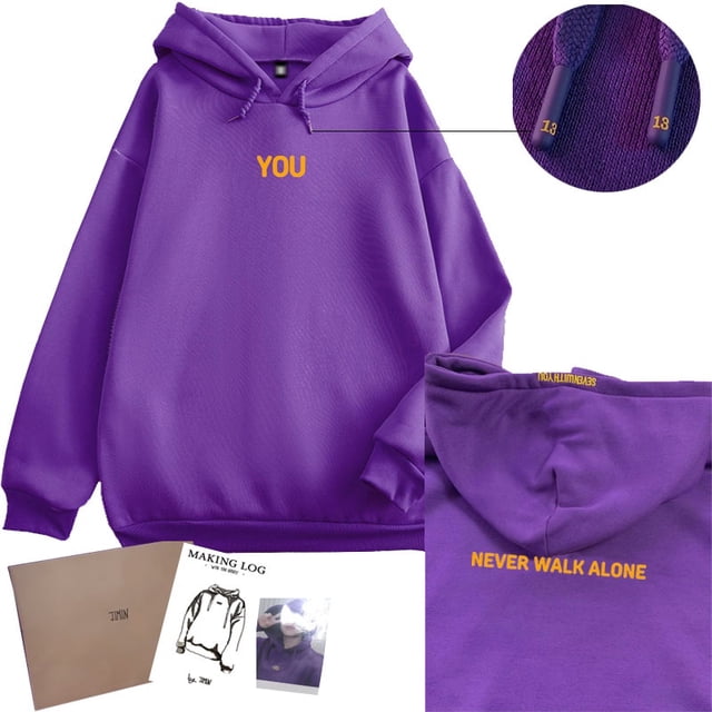 kpop sudadera con capucha bts jimin with you never walk alone same sudadera bordada tallas grandes 2022 estilo coreano nuevos hombres / mujeres suéter suelto harajuku fashion street hip hop chaqueta t — Sudadera holgada morada, vista frontal centrada con capucha y cordones; bordado amarillo “YOU” en el pecho y “NEVER WALK ALONE” en la nuca, felpa visible, puños y pretina acanalados, primer plano del detalle numérico en los cordones y composición con accesorios planos incluidos.